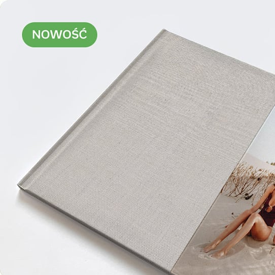 fotoksiążka z materiałowa z okienkiem kwadratowym